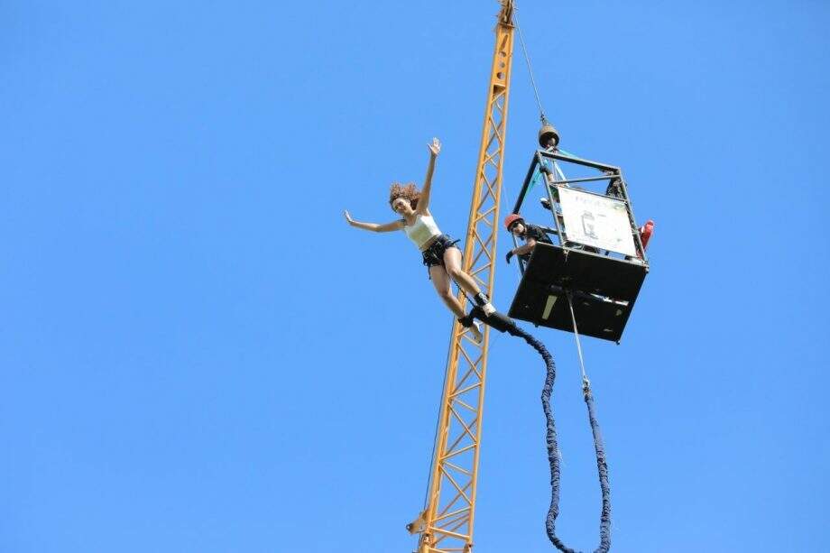 Ação de bungee jumping arrecada fundos para clínica de reabilitação