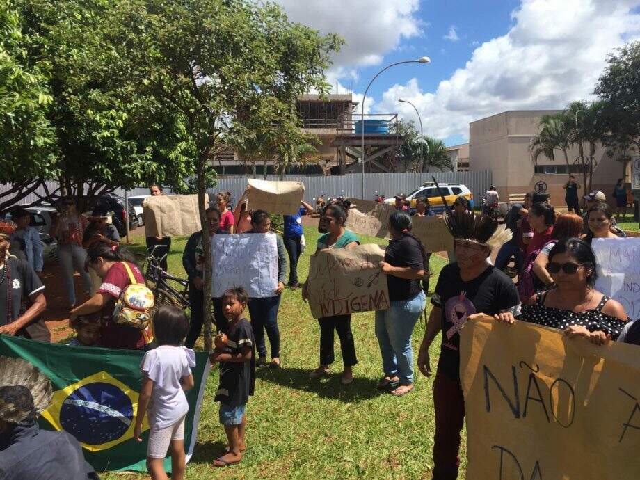 Em Dourados, Mandetta é recebido com protestos de indígenas e profissionais da saúde