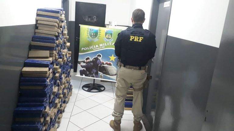 Perseguido por PM e PRF, traficante abandona 581 quilos de maconha