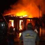 Incêndio destrói casa de madeira e mobiliza equipe de bombeiros em MS