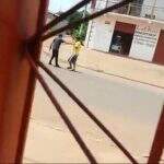 VÍDEO: Sargento da PM se envolve em briga de escola, perde a arma e quase leva tiro