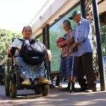 Cadeirantes enfrentam até quedas com ônibus estragados e lotados em Campo Grande
