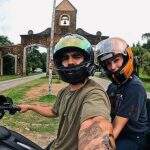 Grazi Massafera e Caio Castro viajam juntos de moto para o Sul