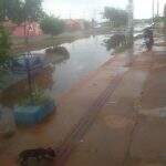 Chuva transforma rua em ‘piscina’ no bairro Caiobá