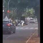 VÍDEO: Caixão cai de carro funerário no Centro e assusta moradores em MS