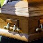 ‘Morta’ liga para família durante velório para avisar que está viva e que iria se atrasar