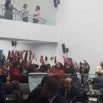 Sob protesto de mulheres, Rinaldo usa tribuna e sessão é suspensa na Assembleia