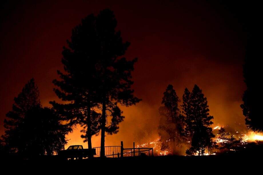 Incêndio histórico na Califórnia já queimou 890 mil hectares e temperaturas chegam a 54,5ºC