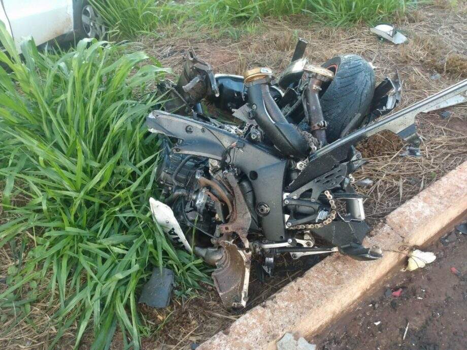 Acidente entre carro e moto mata três pessoas na BR-060