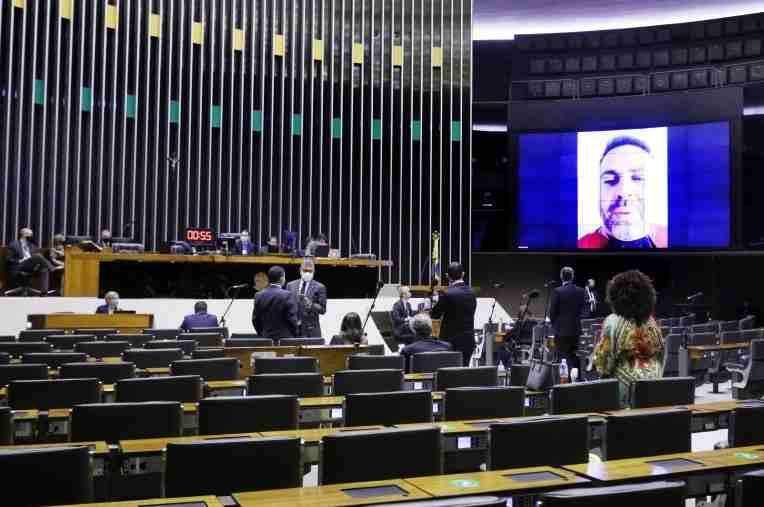 Parlamentares cobram definição sobre vacina contra a Covid-19 no Brasil