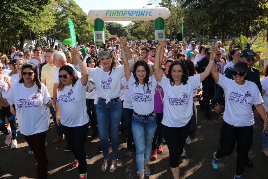 A atriz Luiza Brunet participou da caminhada (Foto: Minamar Júnior)