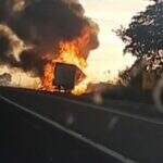 VÍDEO: caminhão baú pega fogo na BR-262