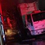 VÍDEO: caminhão baú com carvão pega fogo no Manoel Taveira