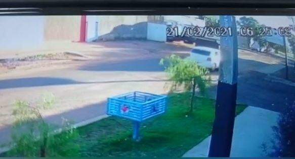VÍDEO: Câmeras mostram ladrão bêbado furtando caminhão e dirigindo em avenida