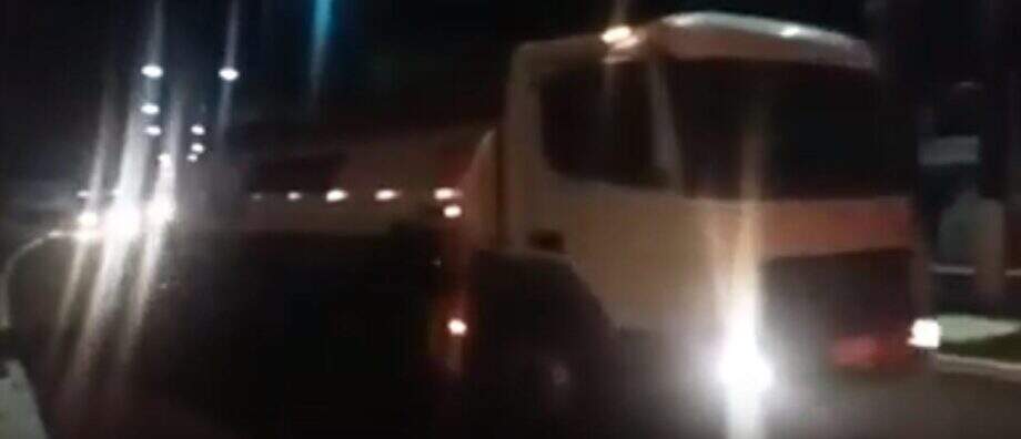 VÍDEO: caminhões sob escolta da PRF abastecem postos em Dourados