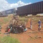 Caminhão bate em trem, capota várias vezes e motorista é socorrido por populares