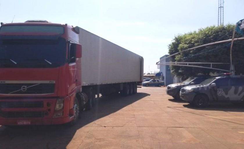 Rastreador localiza caminhão furtado e contrabandista ‘cai’ com carga milionária de cigarros