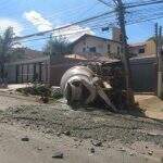 Motorista fica sem freio, tomba caminhão betoneira e atinge poste e muro na Antônio Maria Coelho