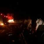 Caminhoneiro fica preso nas ferragens e carga pega fogo após veículo tombar