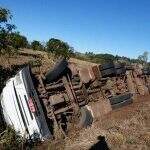 Caminhão tomba em estrada de MS e idoso morre após ficar preso embaixo do veículo