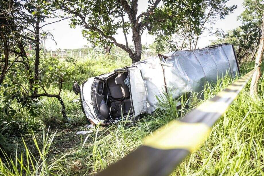 Caminhoneiro morre após veículo atravessar pista e capotar na BR-060 em Campo Grande