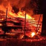 Incêndio destrói carreta tritem carregada de madeira na BR-158