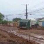 VÍDEO: Caminhão de lixo atola em rua de terra no Aero Rancho