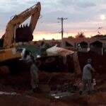 VÍDEO: Caminhão é ‘engolido’ por buraco em obra de drenagem em Campo Grande