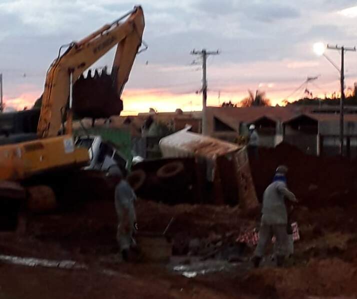 VÍDEO: Caminhão é 'engolido' por buraco em obra de drenagem em Campo Grande