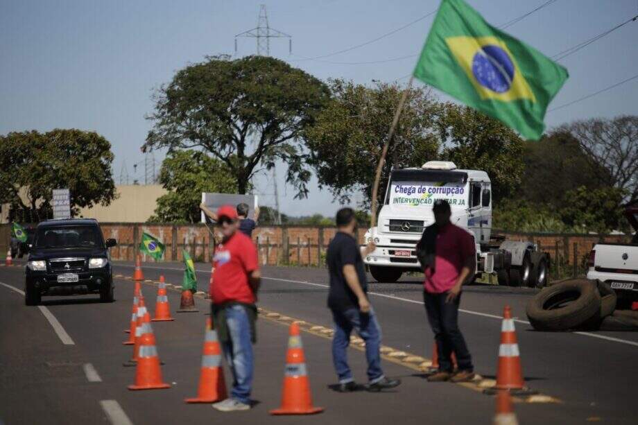 Caminhoneiros mantêm protestos com 65 pontos de bloqueio em Mato Grosso do Sul