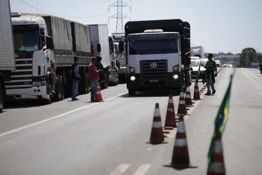 Caminhoneiros autônomos chegam ao 9º dia de greve com seis pontos de bloqueios em MS