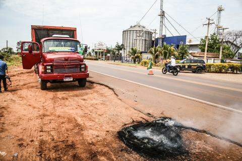 Mesmo com recuo de Bolsonaro, caminhoneiros queimam pneus na BR-262 em Campo Grande