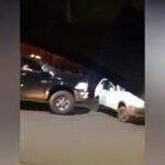 VÍDEO: condutor de Dodge Ram foge após atingir Uno e quase atropela pedestre na Tamandaré