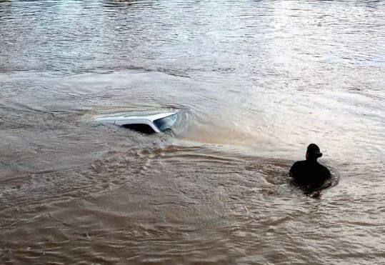 Caminhonete ficou destruída (Foto: Divulgação