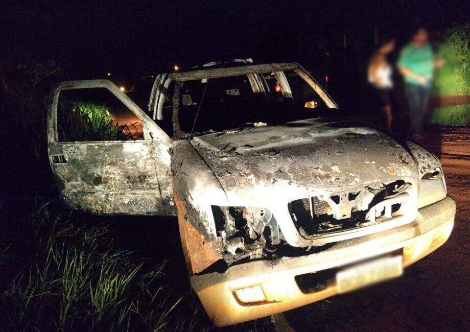 Camionete foi abandonada queimada (Foto: Jornal da Nova)