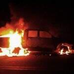 Camionete tomba com 1 tonelada de maconha, pega fogo e traficantes são presos pedindo ajuda