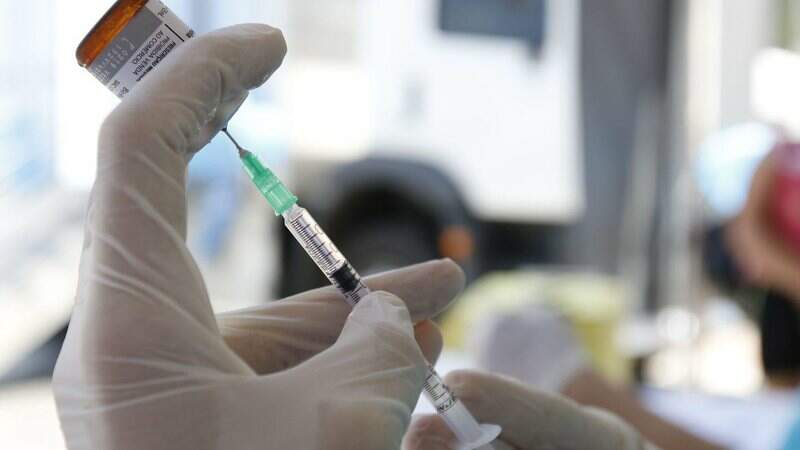 Brasil faz dia D de vacinação contra sarampo; já são 17 casos confirmados