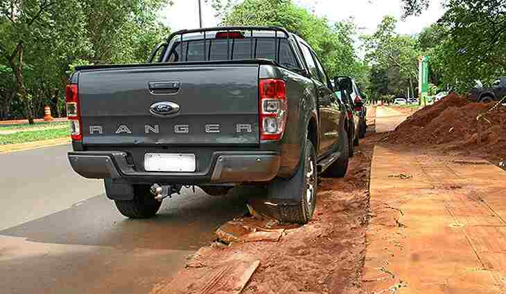 Motorista é flagrado ao estacionar nas canaletas