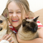 Crianças e pets: dá certo? Associação lista 7 benefícios para estimular o convívio entre eles
