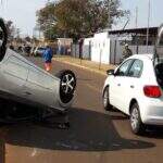 Carro capota após colisão em frente a unidade de saúde em Campo Grande