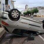 Motorista sem CNH perde controle e capota carro na região central de Campo Grande