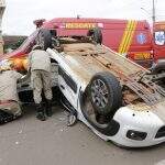 Carro de motorista de aplicativo capota com passageiro após colisão no Centro