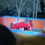 Motorista invade gramado no Tênis Clube e carro para após capotar e bater em muro