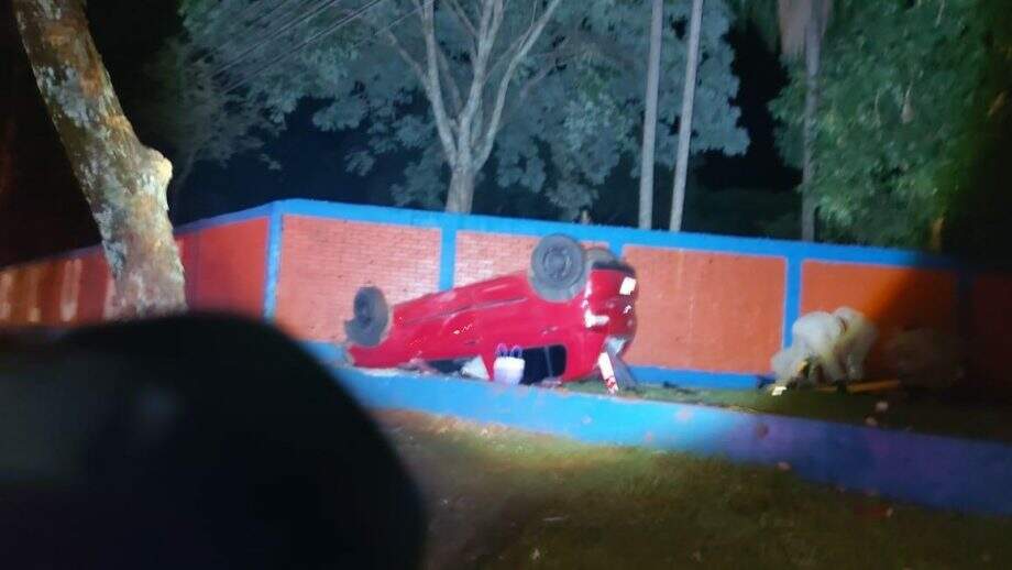 Motorista invade gramado no Tênis Clube e carro para após capotar e bater em muro