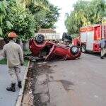 Motorista não respeita sinalização e provoca capotamento em Campo Grande