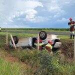 Motorista fica ferida após perder direção e capotar veículo na BR-163