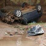 Carro voa 10 metros, cai embaixo de ponte e motorista morre no Córrego Anhanduí