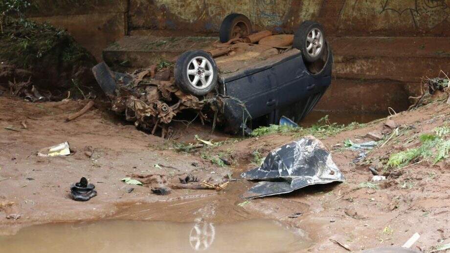 Carro voa 10 metros, cai embaixo de ponte e motorista morre no Córrego Anhanduí