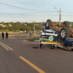 Viatura da PM capota durante perseguição a motociclista no Bairro Caiobá