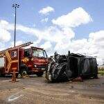 Uno capota na Gury Marques após motorista colidir na traseira de outro carro